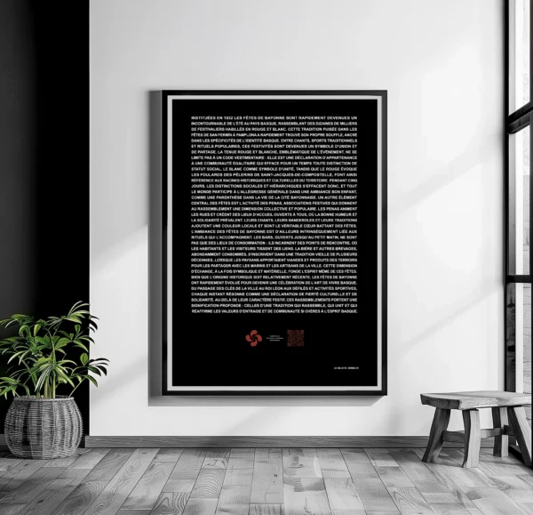 Affiche 50x70 cm en noir et blanc racontant l’histoire des Fêtes de Bayonne, avec un QR code permettant d’accéder à une version romancée d’une journée aux fêtes.