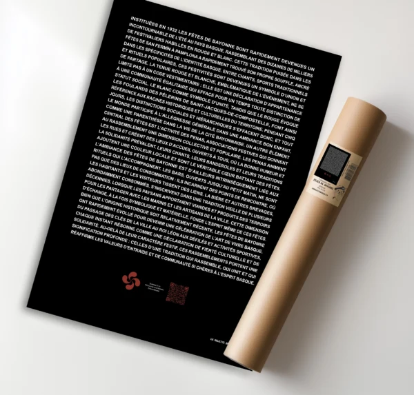 Affiche 50x70 cm en noir et blanc racontant l’histoire des Fêtes de Bayonne, avec un QR code permettant d’accéder à une version romancée d’une journée aux fêtes.